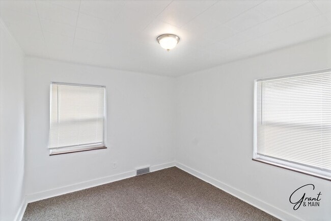 Building Photo - $1350 3 bedrooms