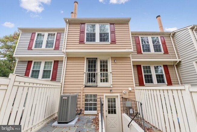 Building Photo - 1581 Woodcrest Dr