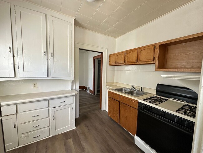 Building Photo - Wesley St 336-338 W