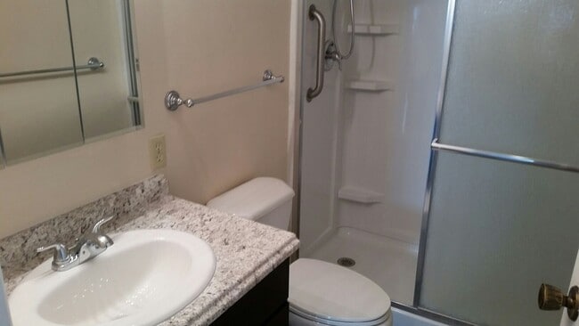 Building Photo - June special 50% off 1st months rent in Fa...