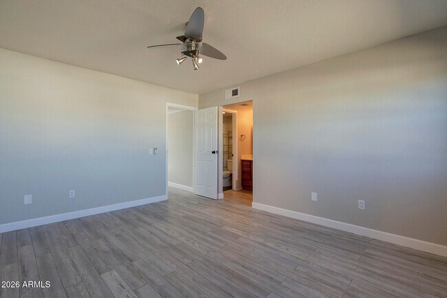 Building Photo - 815 E Grovers Ave