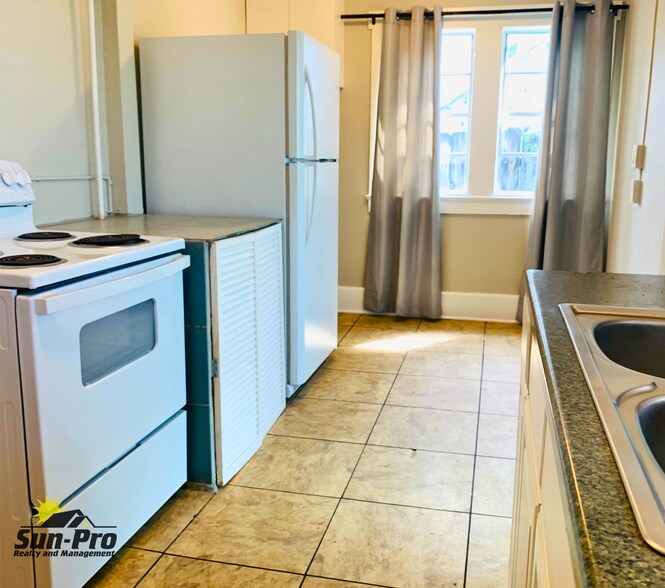 Building Photo - 808 S Grandview Ave