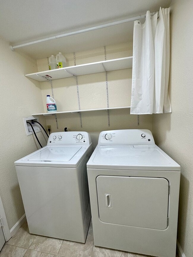 Building Photo - Spacious 3 Bed 2.5 Bath in Newark!