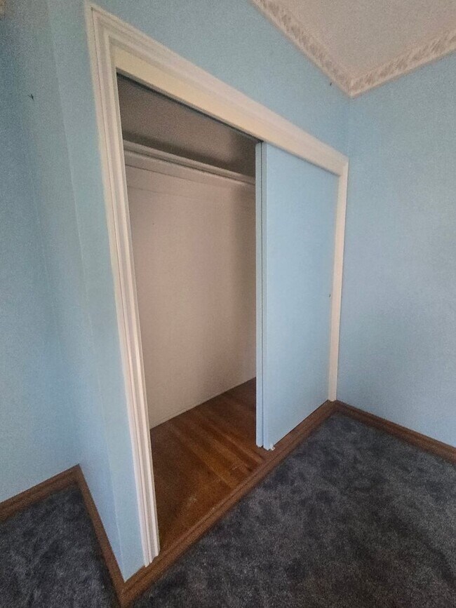 Building Photo - 4 Br 3 Ba + Flex w/ Fireplace