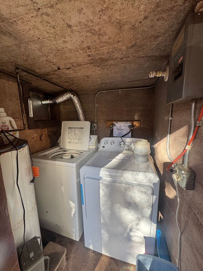 Building Photo - Cave Ave