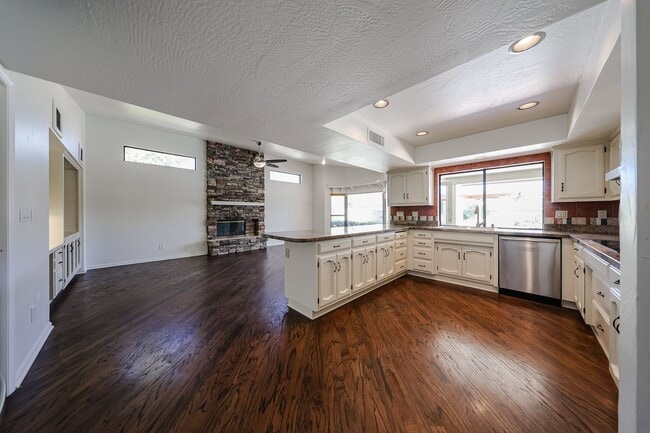 Building Photo - Scottsdale Country Club Living!