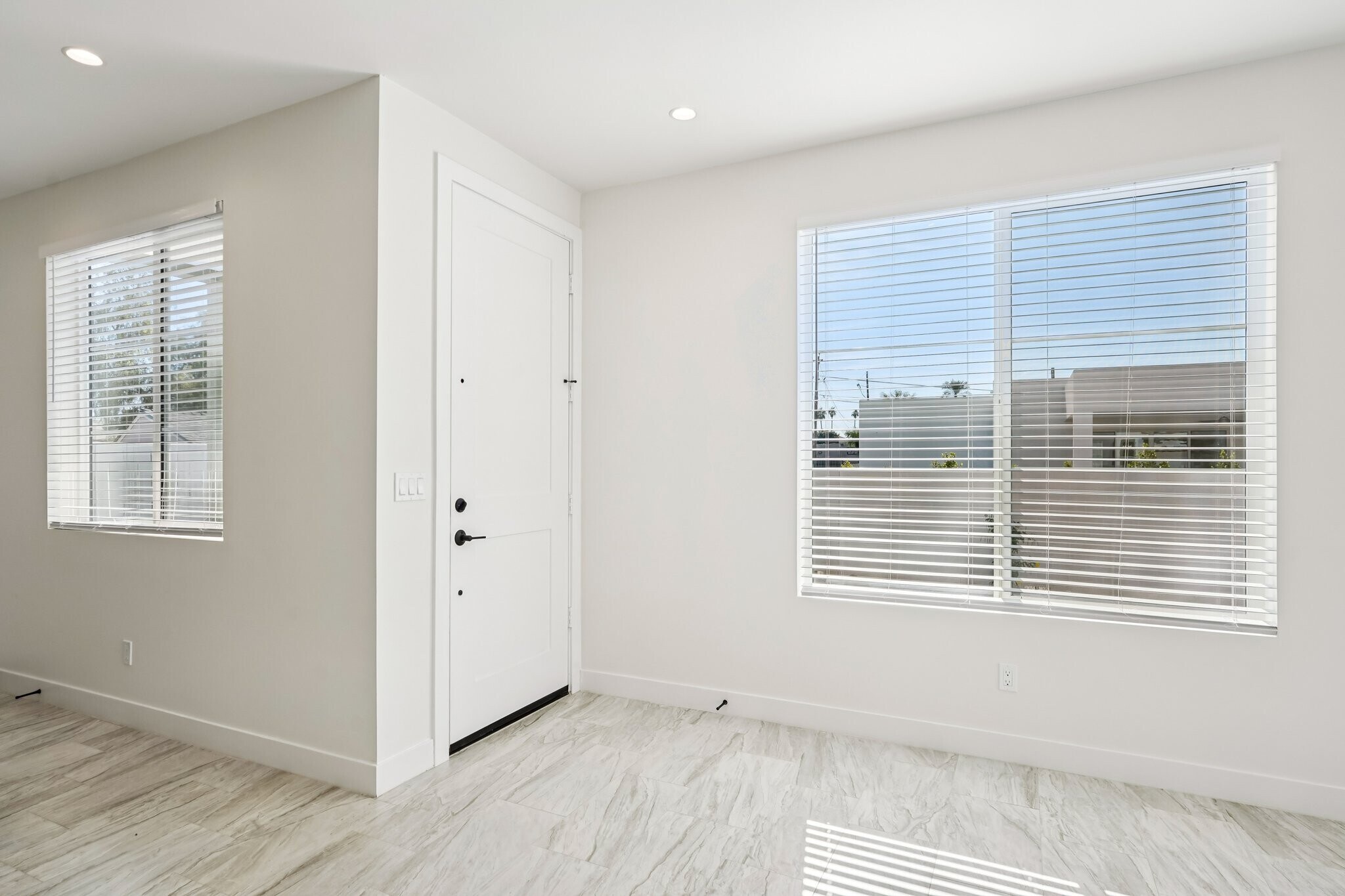 Building Photo - 910 E Roma Ave