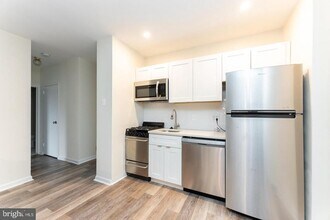 Building Photo - 135 S 19th St