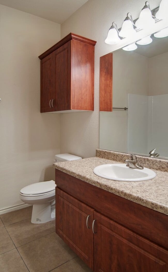 Building Photo - Immediate Move in! HUGE 3/3 duplex just Mi...