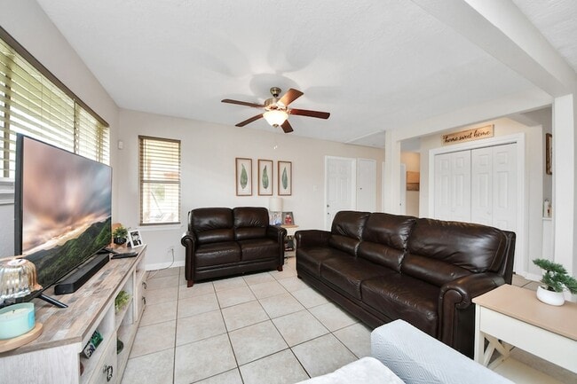 Building Photo - 2806 Oak Dr