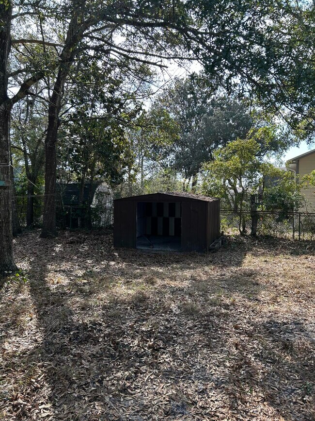 Building Photo - 1005 Pinetree Rd