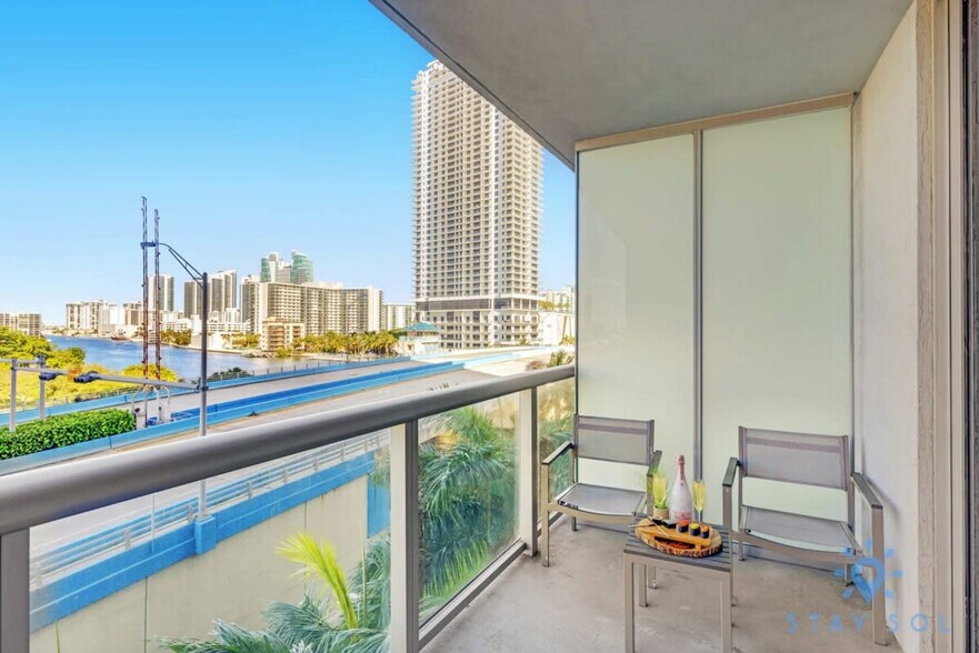 Building Photo - 2602 E Hallandale Beach Blvd