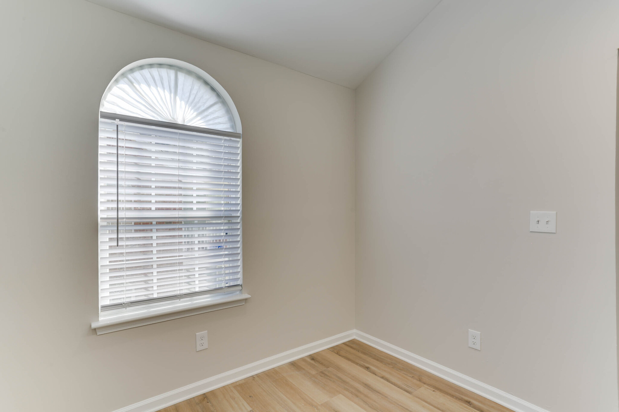 Eat-in Area - 1553 Penrose Arch