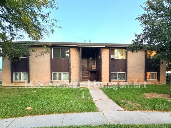 Primary Photo - 2523 S Lakecrest Dr