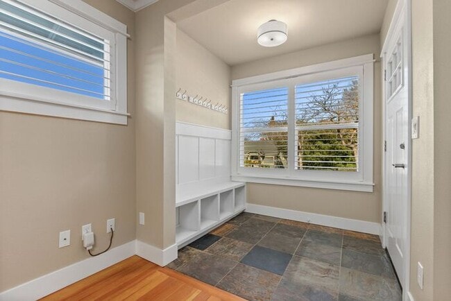 Building Photo - Gorgeous AIR CONDITIONED West Seattle Char...