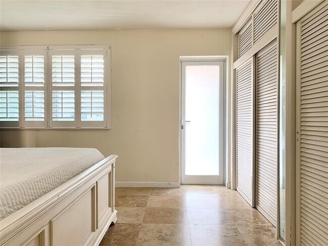 Building Photo - 930 Osceola Dr