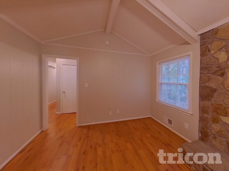 Building Photo - 4110 Jeffrey Dr SW