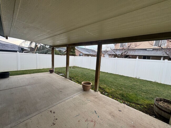 Building Photo - 509 Chelan Ave