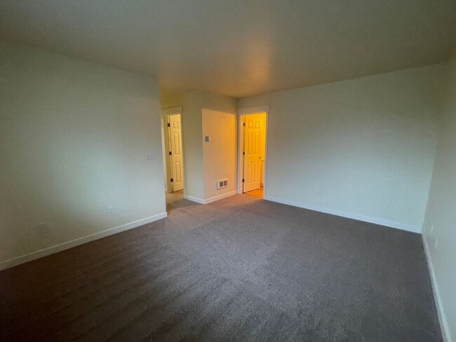 Building Photo - 2 story 3 bedrooms and  2 1/2 bath!