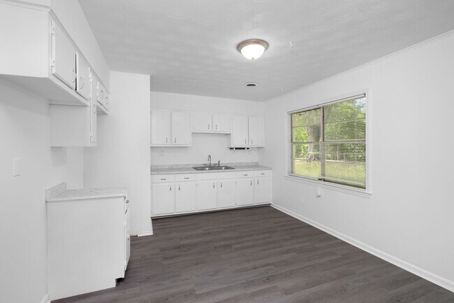 Building Photo - Completely Remodeled Home Near Shelby Forest
