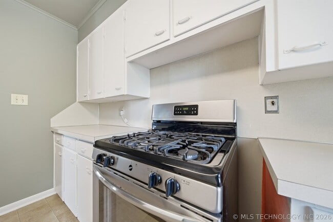 Building Photo - 805 S Cedar St