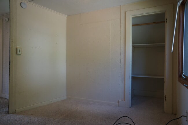 Building Photo - AVAILABLE JUNE - 5 Bed 2 Bath In East Hillside