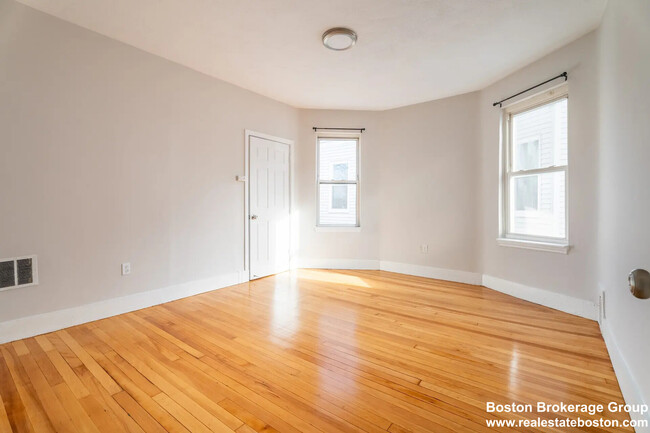 Building Photo - 33 Edison Green