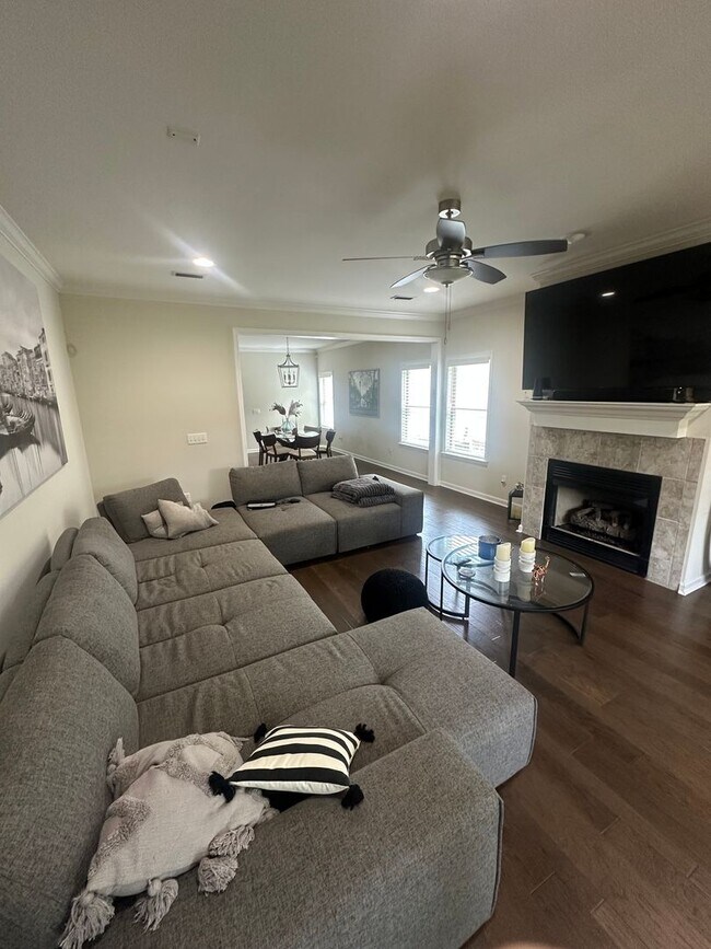 Building Photo - Beautiful 3 BR 2.5 Bath home with bonus room