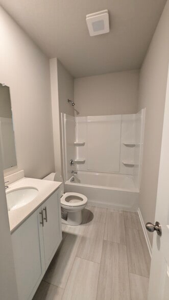 Building Photo - 449 Meadows Ct