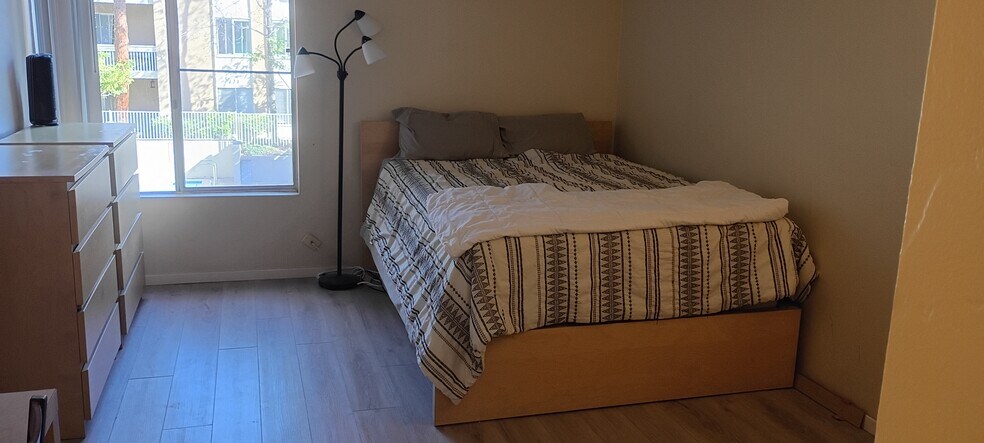 Building Photo - 1855 Diamond St