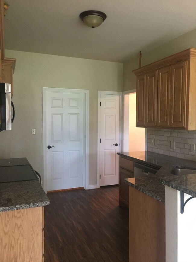 Building Photo - House For Lease in Denison -- 3 Bed/2 Bath