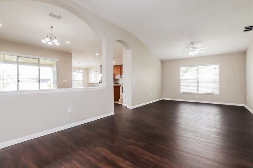 Building Photo - 6915 Runner Oak Dr