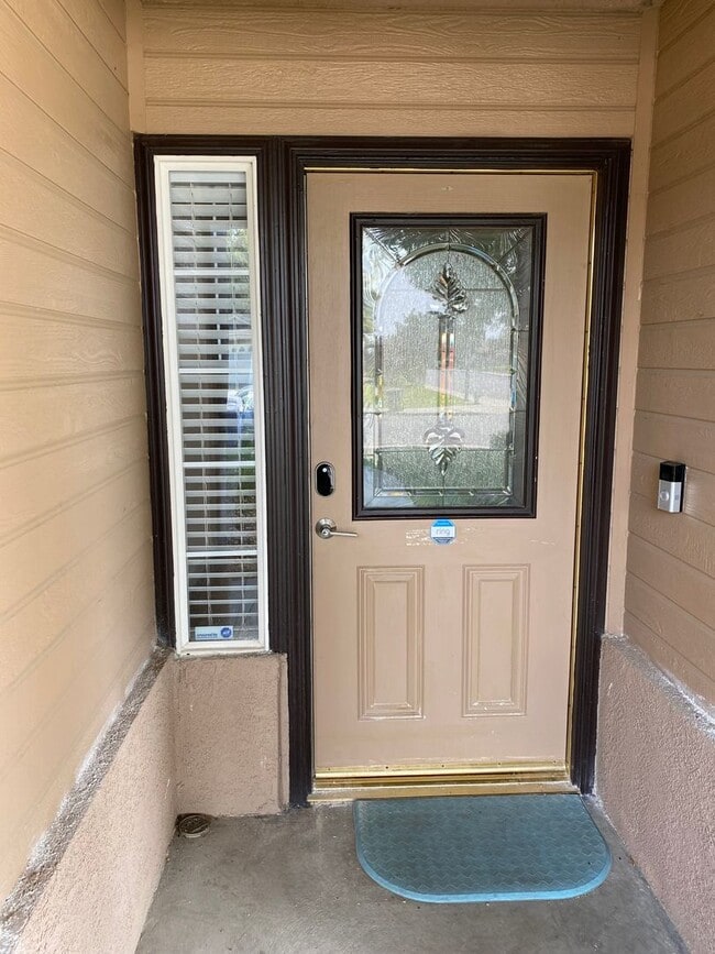 Building Photo - Best Deal in SW Bakersfield. Fully furnished home with a Pool