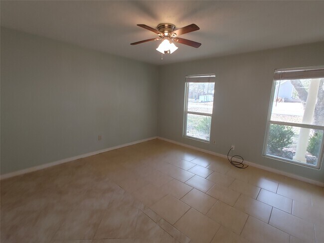 Building Photo - 633 Mosswood Dr