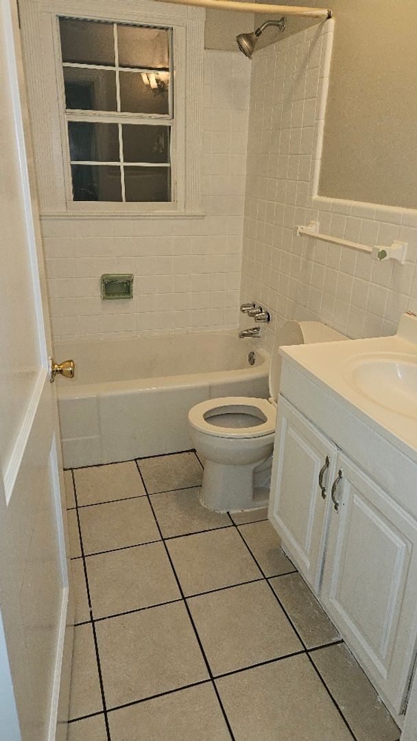 Building Photo - 3 bed 2 bath Home for rent