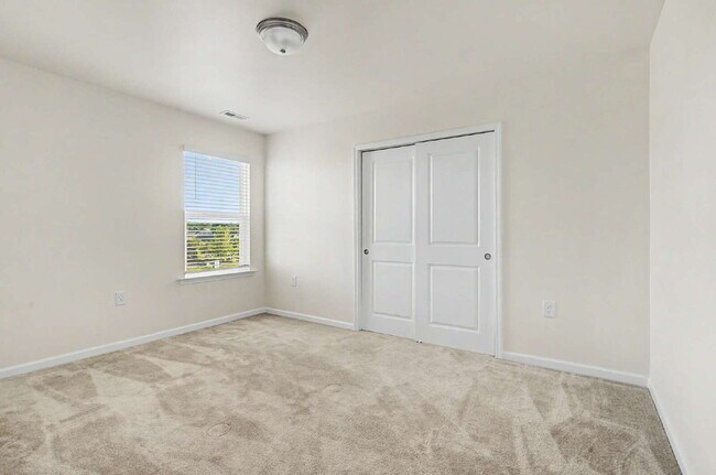 Building Photo - Spacious 4-Bedroom Home w/ Loft