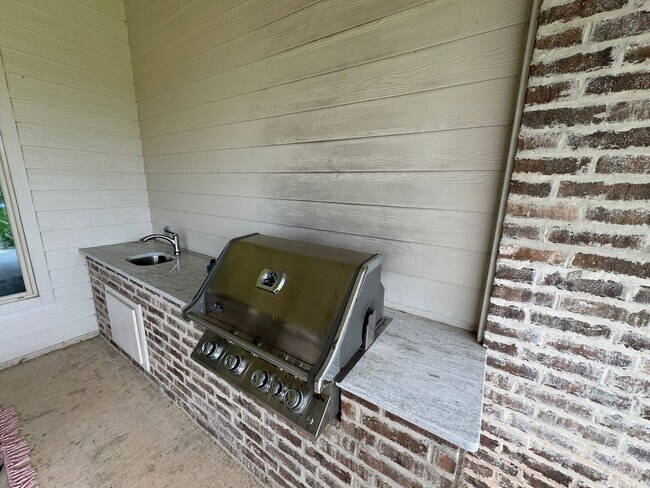 Building Photo - 629 Dumaine Dr