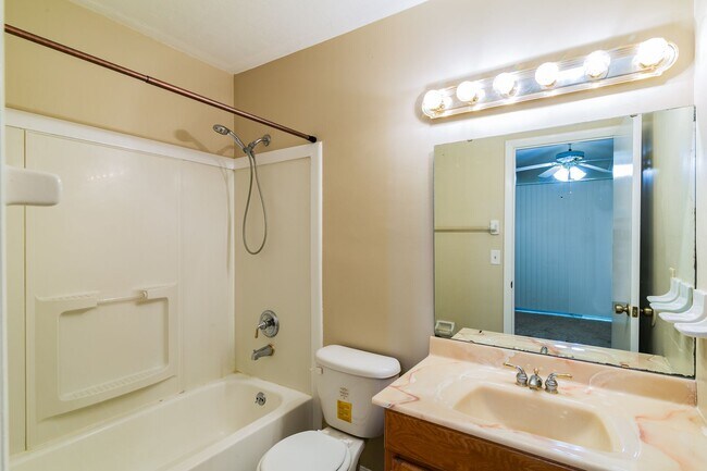 Building Photo - 2 Bedroom, 2.5 Bath Townhome In SW Pickwick Park