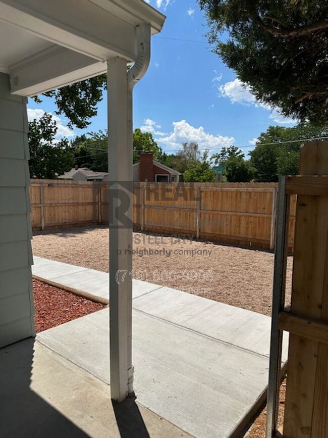 Building Photo - 2410 St Clair Ave.