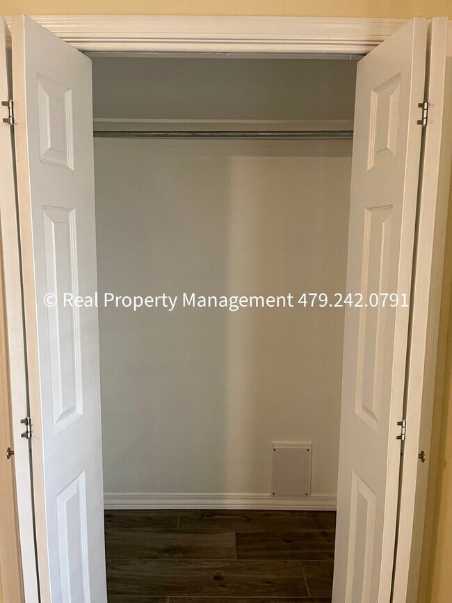 Building Photo - MOVE IN READY! Beautiful 3B/2B Newly Remod...
