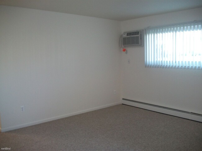 Building Photo - 2 br, 1 bath Apartment - Village Square