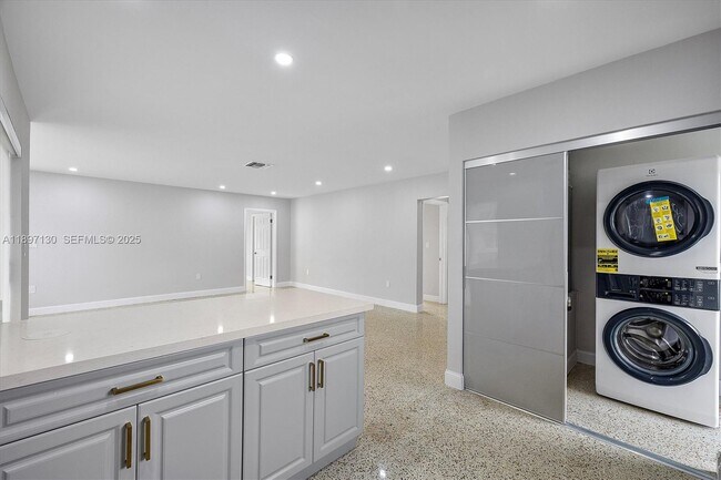 Building Photo - 3820 SW 92nd Ave