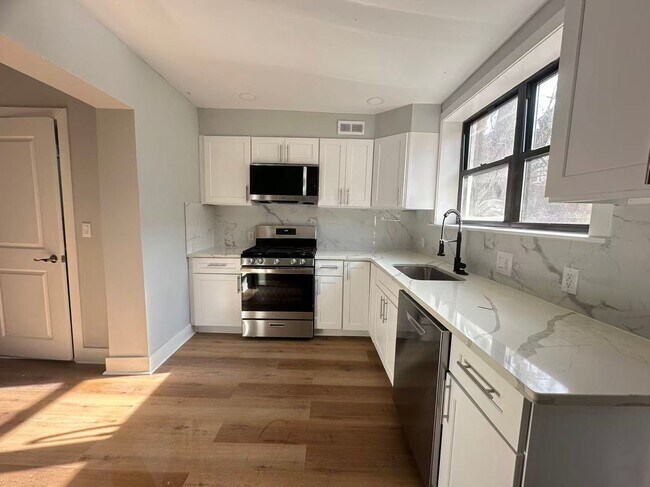 Building Photo - 3B1.5B House Available in South Philly