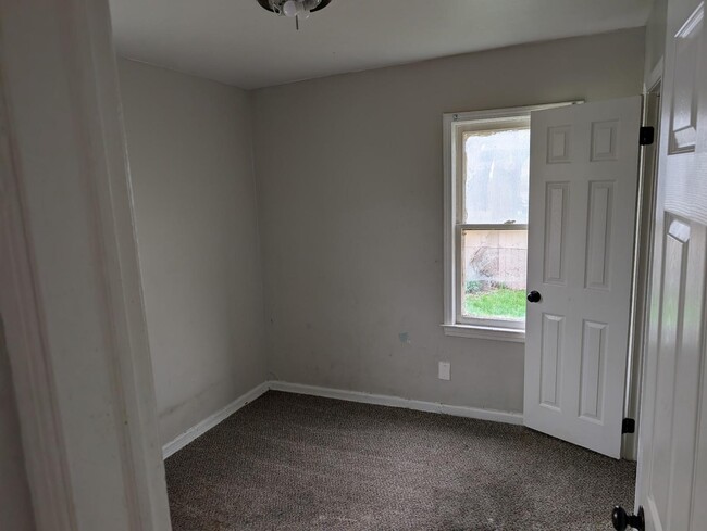 Building Photo - 194 Richter St