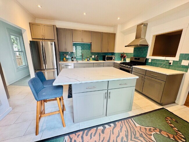 Building Photo - Charming 4-Bed Home with Granite Touches & Hardwood Elegance in Minneapolis!