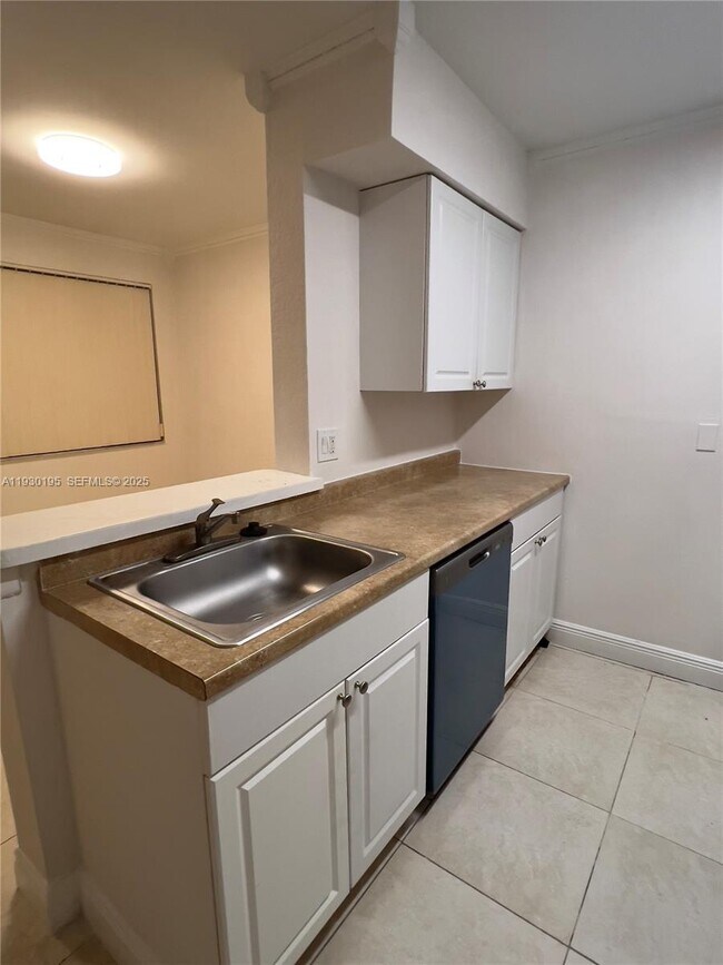 Building Photo - 2880 N Oakland Forest Dr