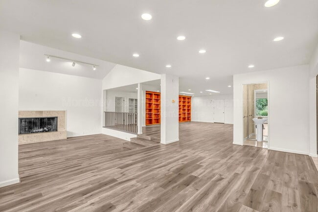 Building Photo - 4083 Sunset Ln