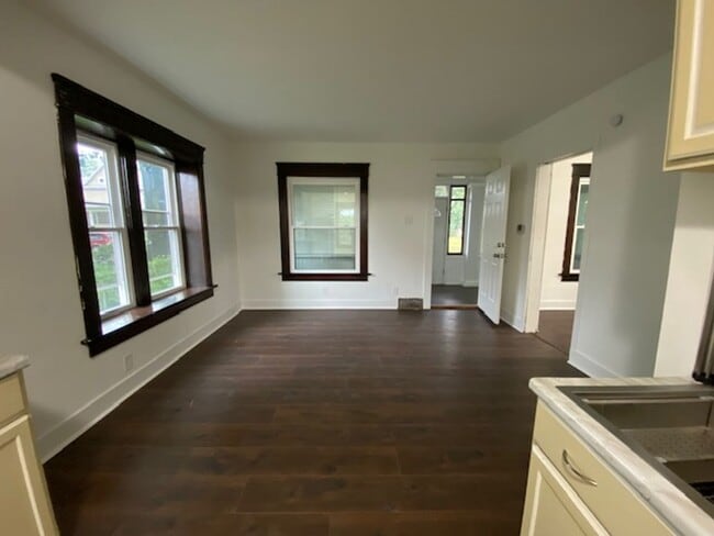 Building Photo - 484 Hammel St