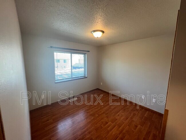 Building Photo - 4829 S Wilson Ave