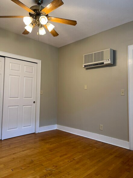 Building Photo - 1211 E Saveland Ave